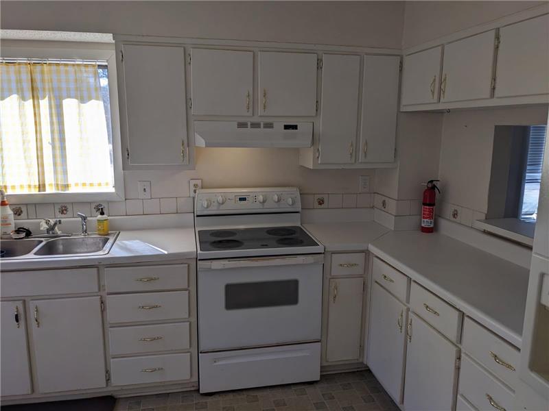 Kitchen w/ plenty of cabinets & counter space
