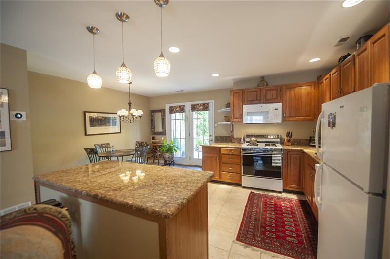 7 Rampart Drive - Large Eat-In Kitchen
