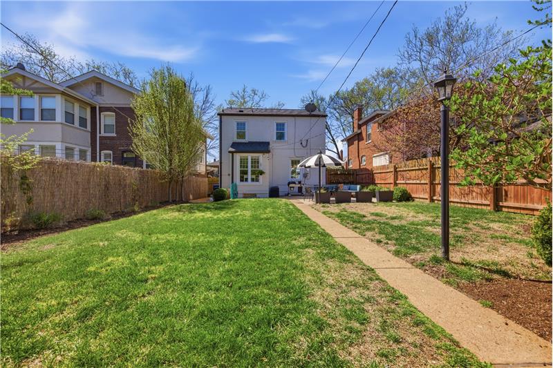  Flat fenced yard for family and pets