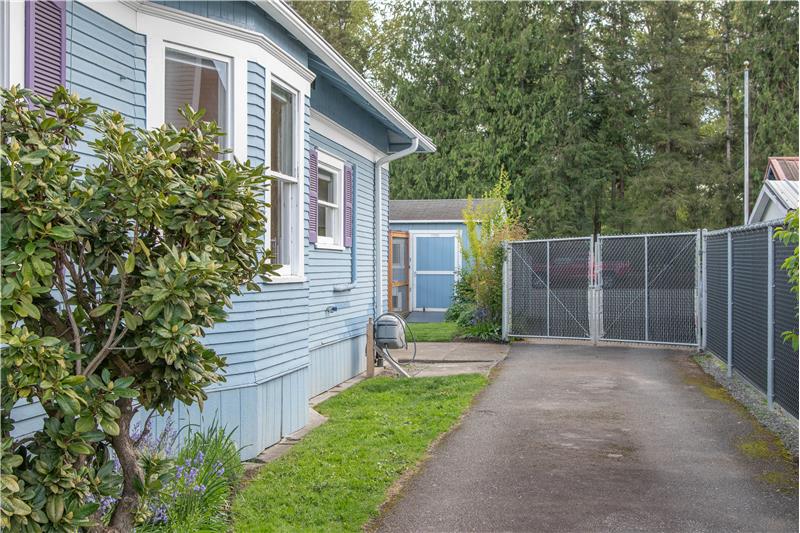West side yard - gates opens to drive through to Hwy2