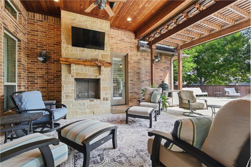 TV, fireplace, lots of space for furniture