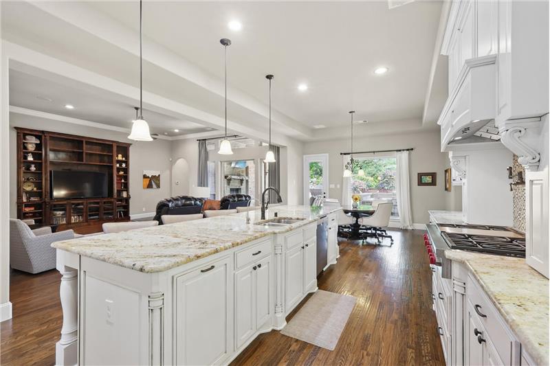 Six burner gas cooktop with griddle