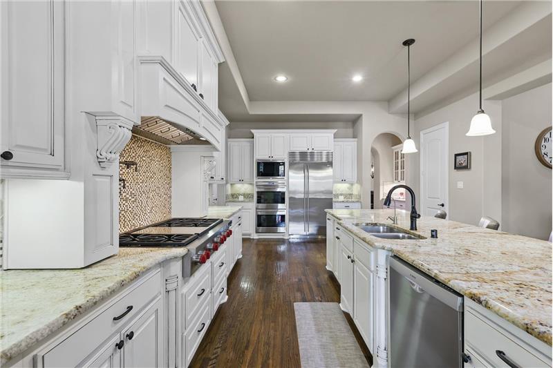 Pendant lighting, double ovens