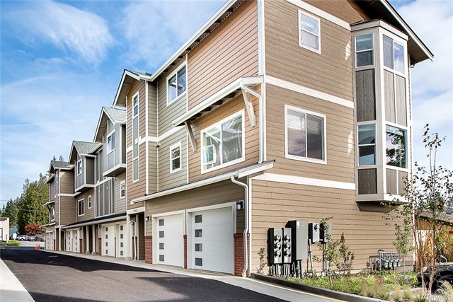End unit with lots of light, quiet location