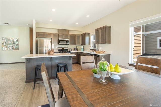 Spacious kitchen & dining rooms