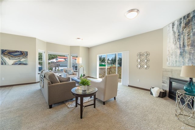 Light &  bright living room