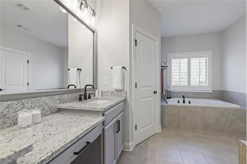 Double vanity and large soaking tub