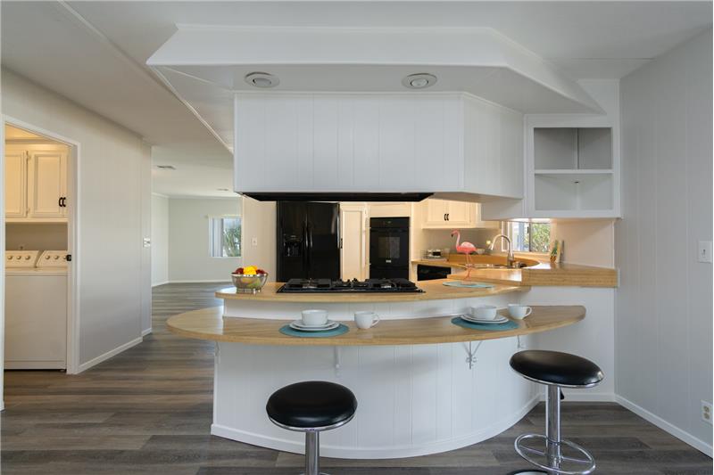 Big breakfast bar in Kitchen