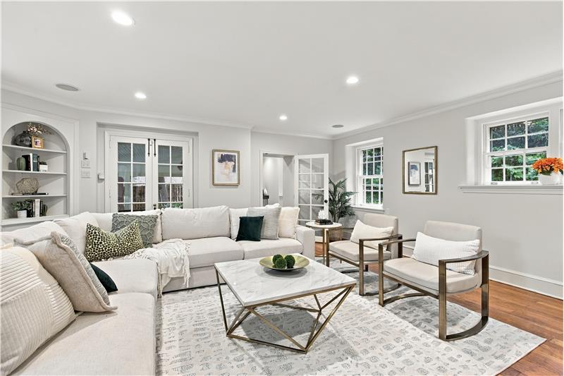 734 Braeburn Lane - Living room