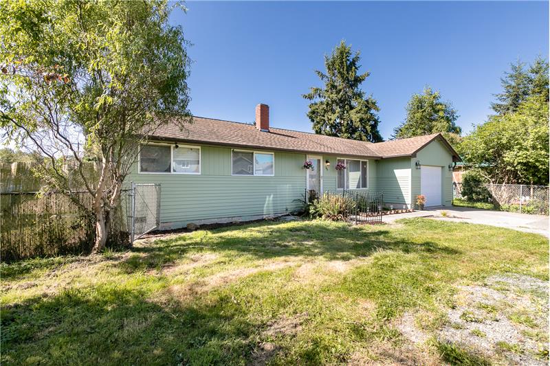 3 Bed 1 Bath Rambler, with Garage!