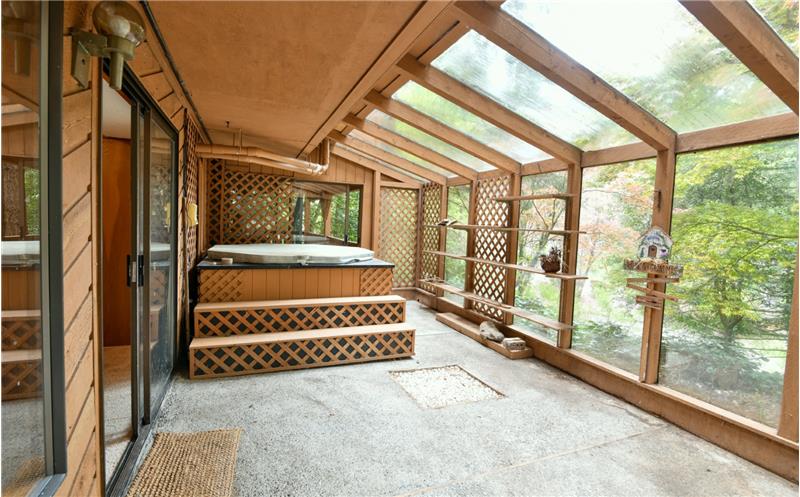 Last time Seller used the hot tub, it worked, but it has been awhile. Imagine sitting out in the Solarium under the stars.