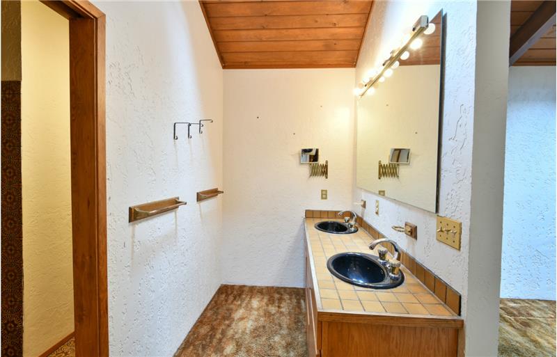 The first thing you will see upon entering to your right are the double sinks. Roomy enough for 2 to get ready at the same time.