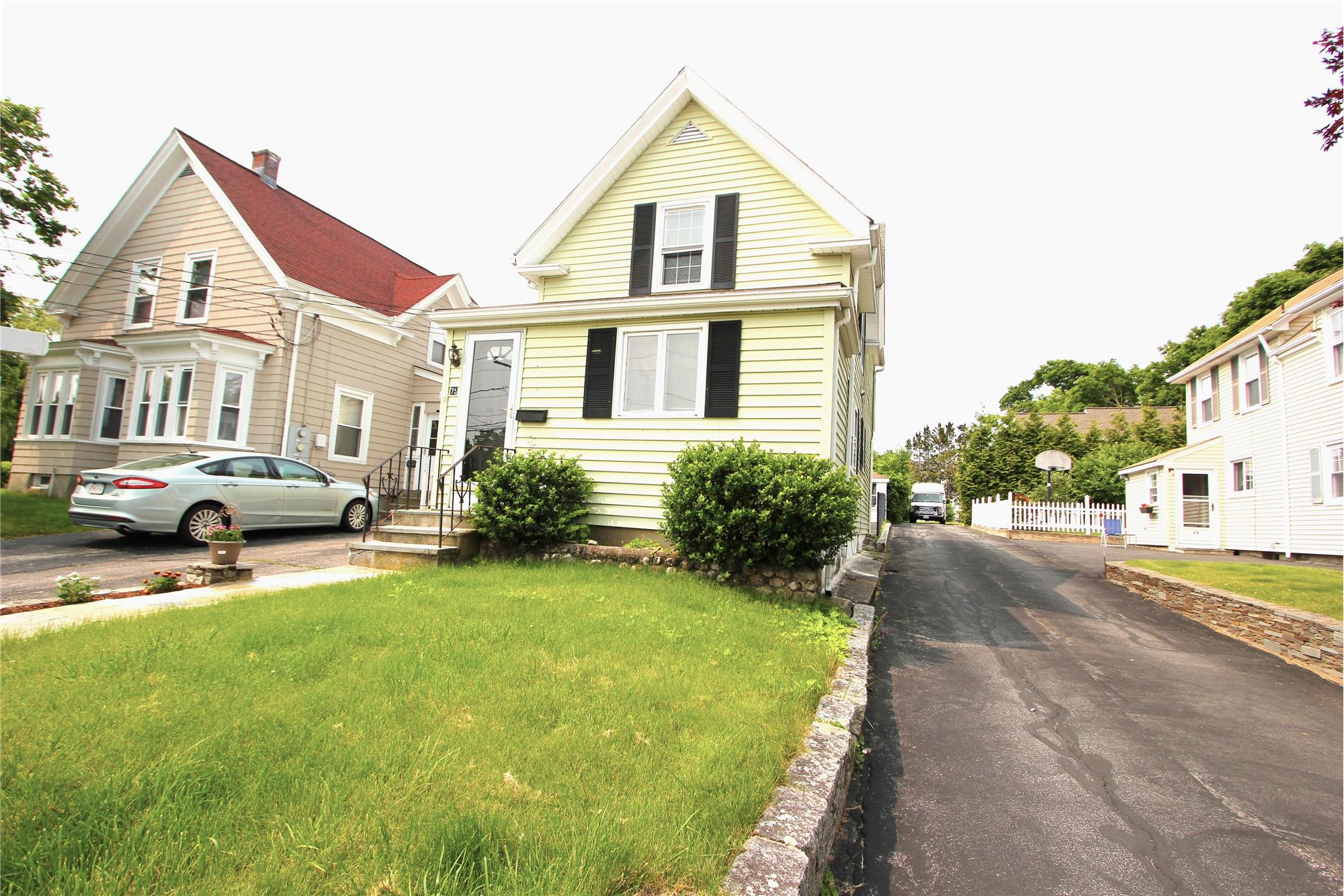 https://realbird.blob.core.windows.net/rb-photos/75-wachusett-st-franklin-ma-02038_H4E2S6K3_640978_638846499241671316_80x60.jpg