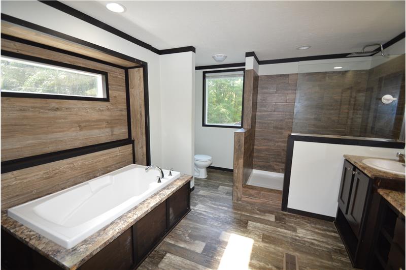 Master bath w/soaking tub & walk-in shower