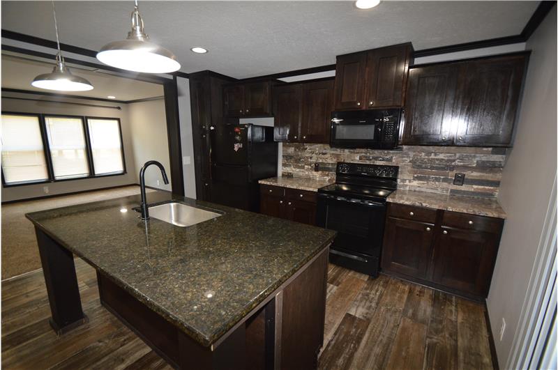 Kitchen w/island seating