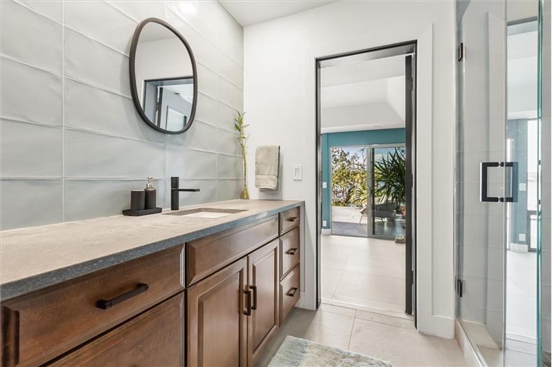 Downstairs Full Bath/Pool Bath