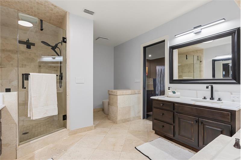 Primary Suite Bath w/frameless glass shower