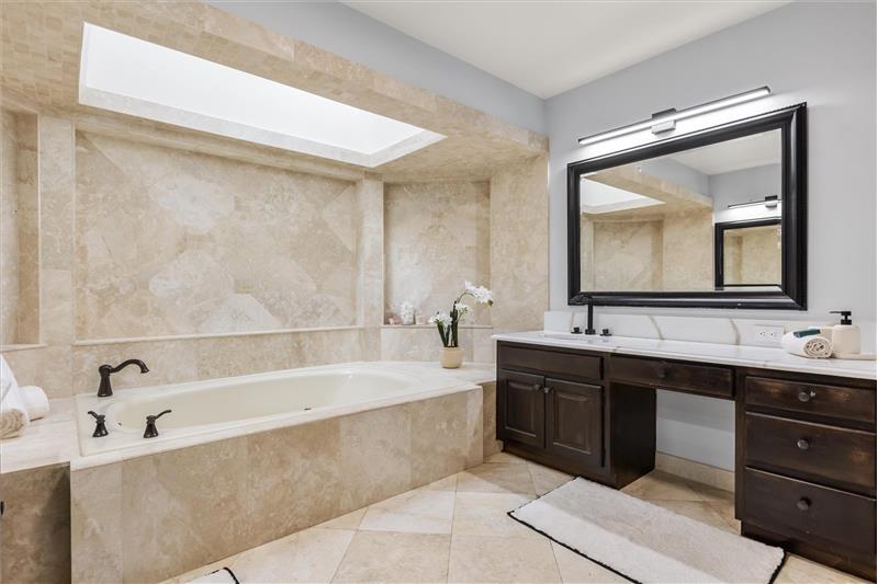 Primary Suite Bath w/Garden Tub