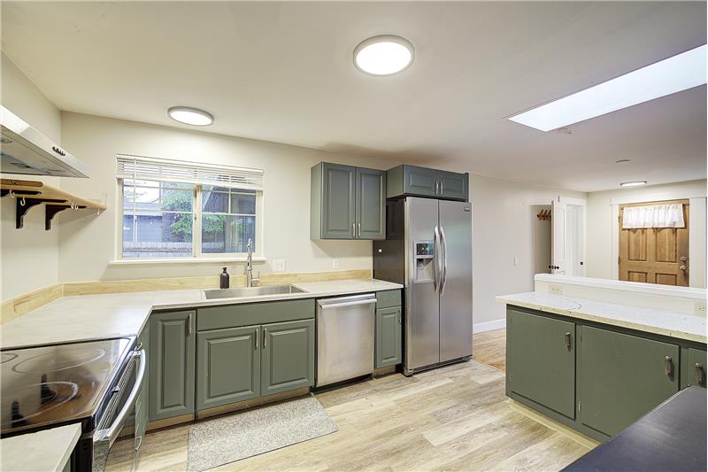Updated Kitchen, w/new cabinets, counters, flooring