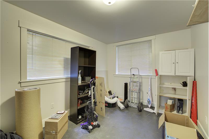 4th Bedroom, was used as a storage area, currently, all items have been relocated, the room is empty now, new pic soon