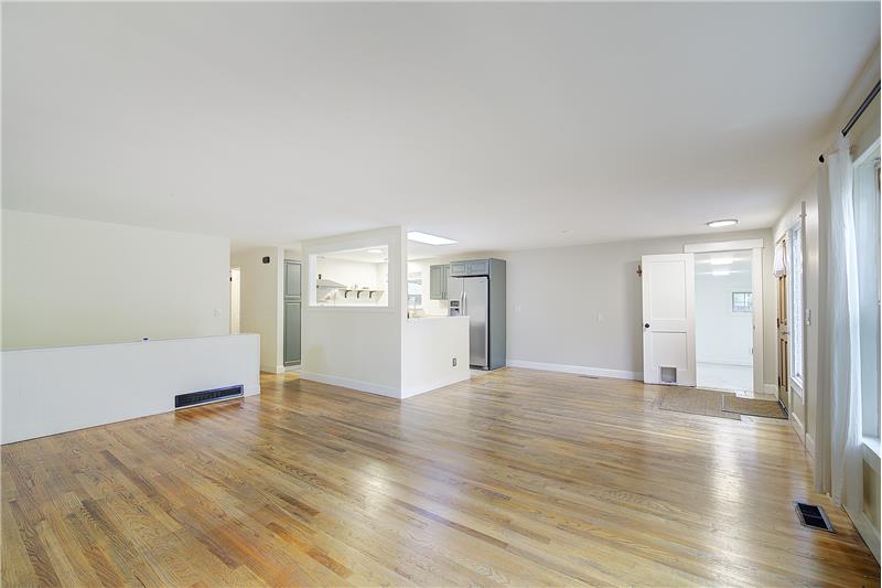 Well laid out Living & Dining area Combo