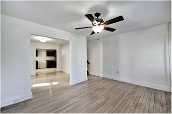 827 Aubrey Ave - Living room