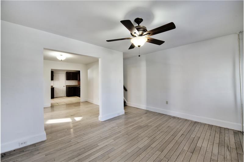 827 Aubrey Ave - Living room