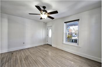 827 Aubrey Ave - Living room