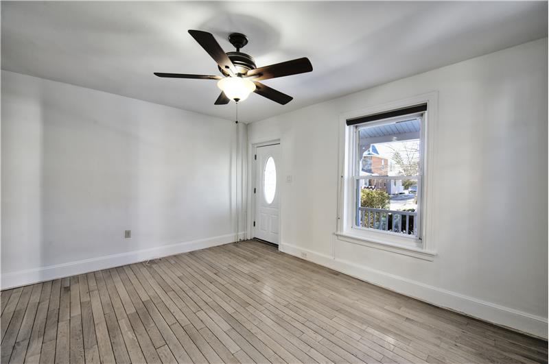 827 Aubrey Ave - Living room