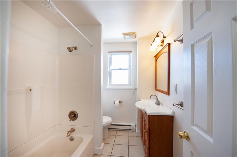 827 Aubrey Ave - Bathroom