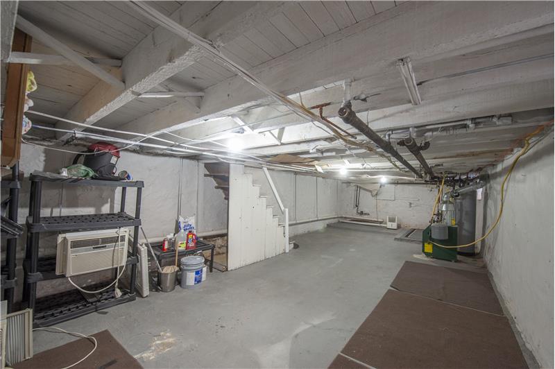 827 Aubrey Ave - Basement