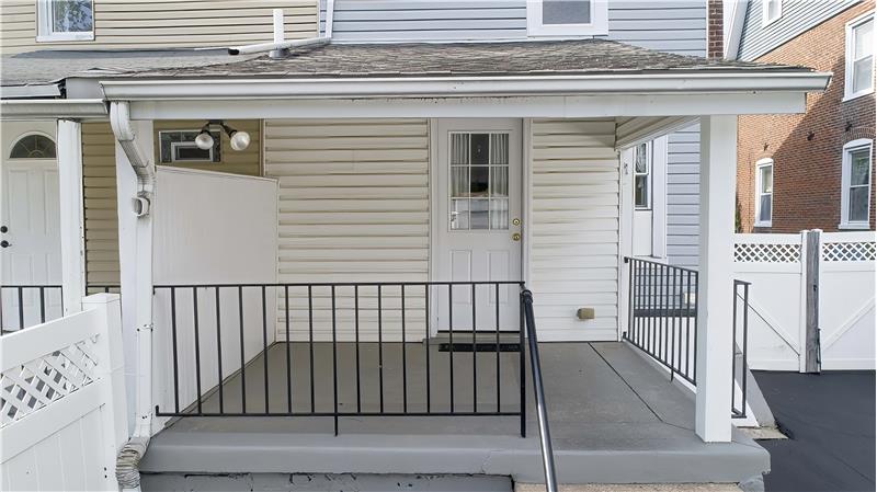 827 Aubrey Ave - Back porch