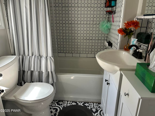 Unit 1 Full Bathroom