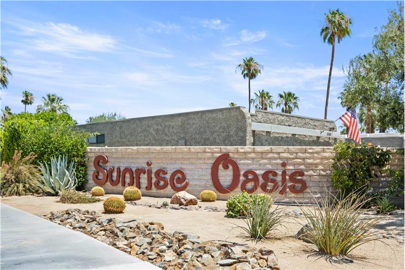 Sunrise Oasis In Central Palm Springs