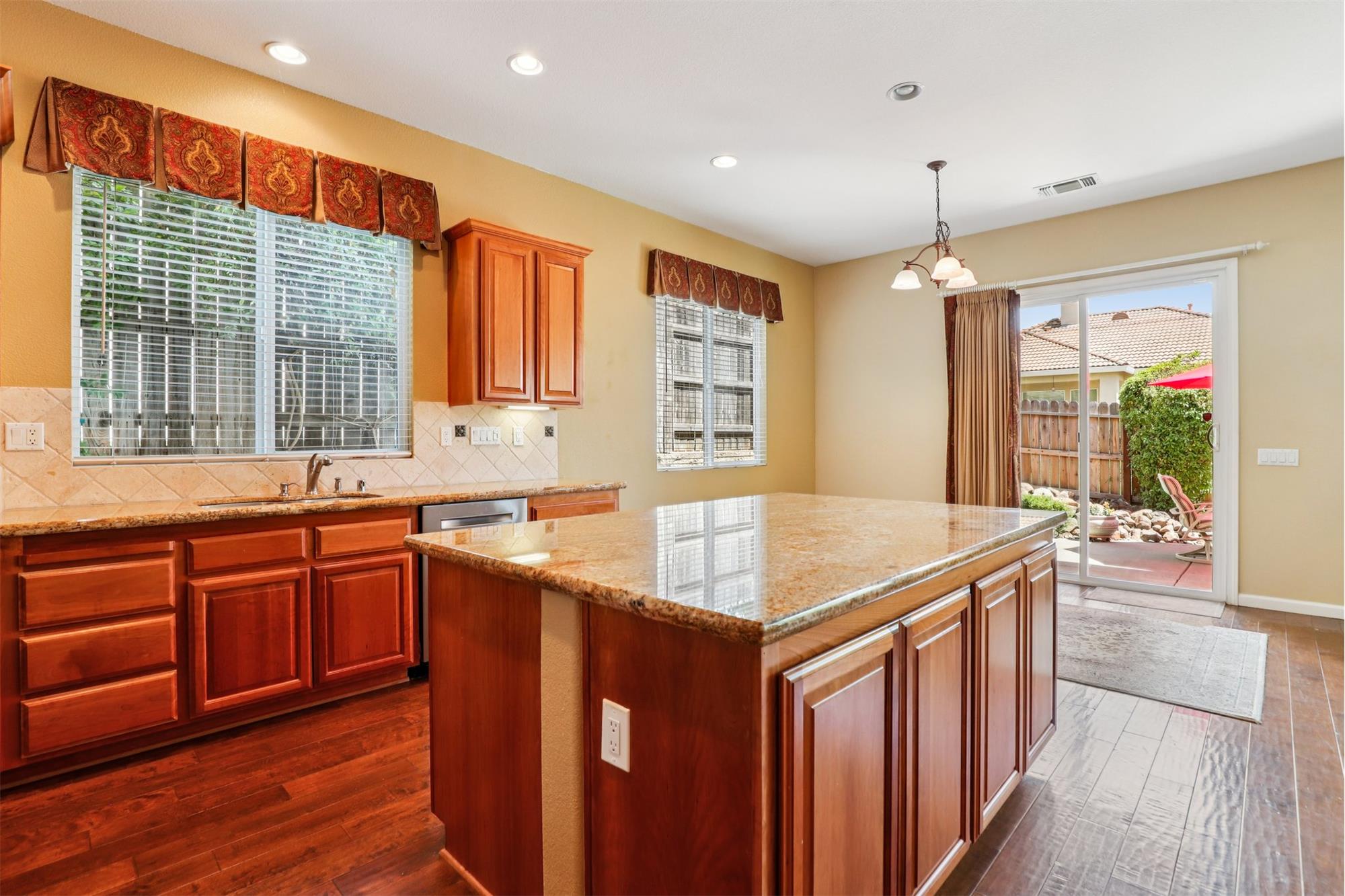https://realbird.blob.core.windows.net/rb-photos/8514-wyndrush-way-el-dorado-hills-ca-95762_I9R3U4V7_641690_638877109475226908_80x60.jpg