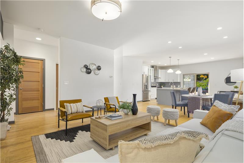 Open Space with Abundant Light!