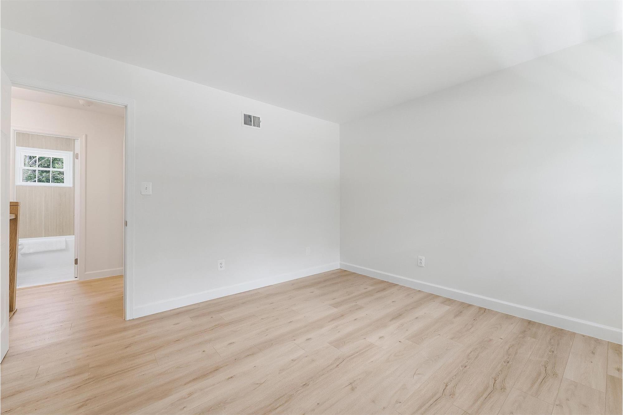https://realbird.blob.core.windows.net/rb-photos/8817-bridle-wood-drive-springfield-va-22152_H5M3A9R2_641535_638866239792498063_80x60.jpg