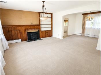 Living Room/Dining Area