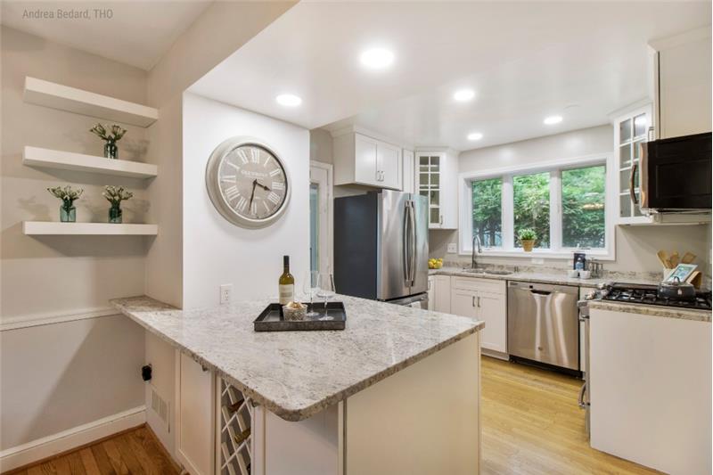 Island with beautiful white ravine counters, perfect lay-out for cooking together!