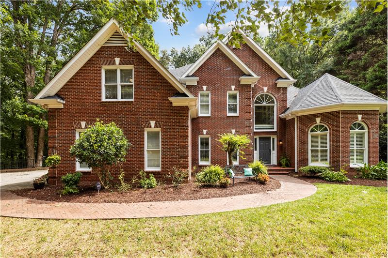 Full brick home situated on a quiet cul-de-sac. set back from the road for maximum privacy.