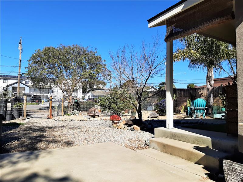 The front of the property is fully fenced, without loosing visibility, enhancing that large scale feel of the front yard!