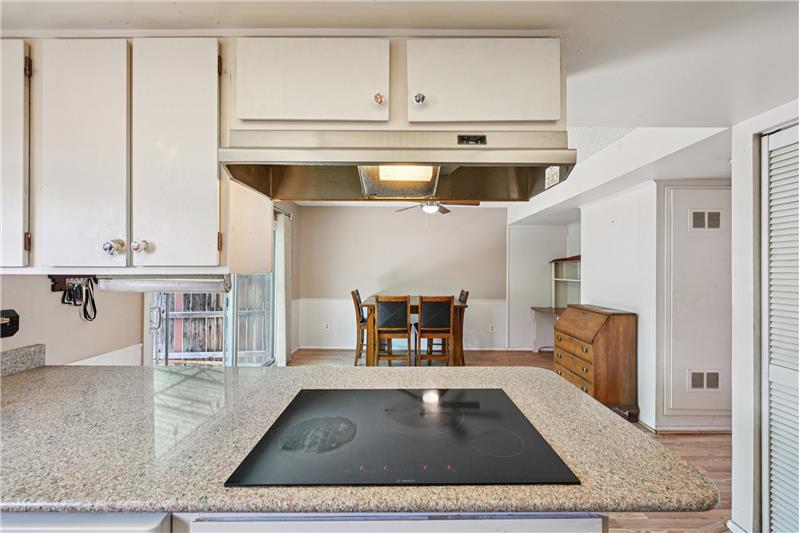 Kitchen peninsula with glass cooktop