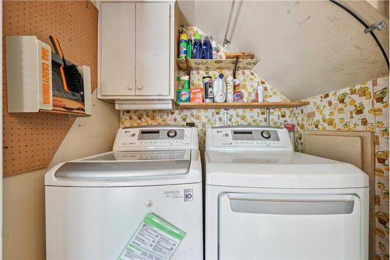 Laundry closet - high efficiency washer and electric dryer are included