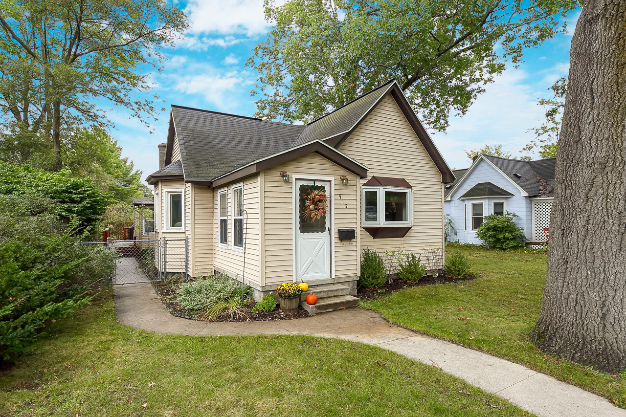 913 Lincoln, Traverse City, MI 49686 MLS 1868046 By Ken Weaver