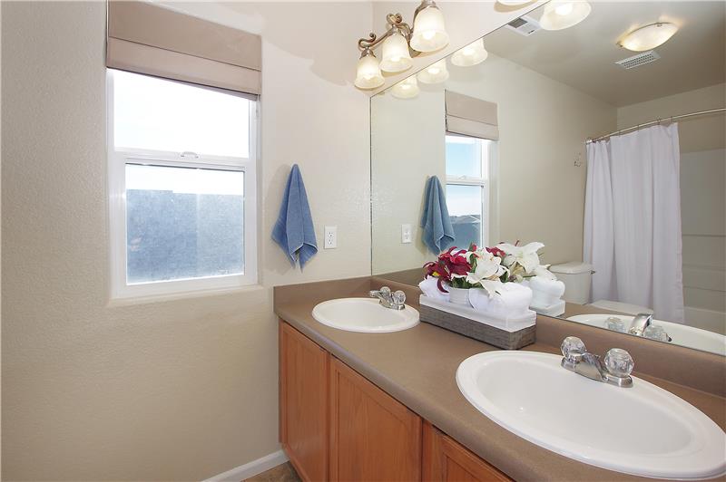 Double sinks in the adjoining master bath
