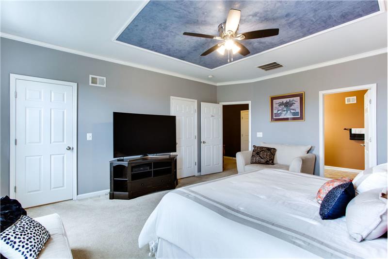master bedroom w. tray ceiling