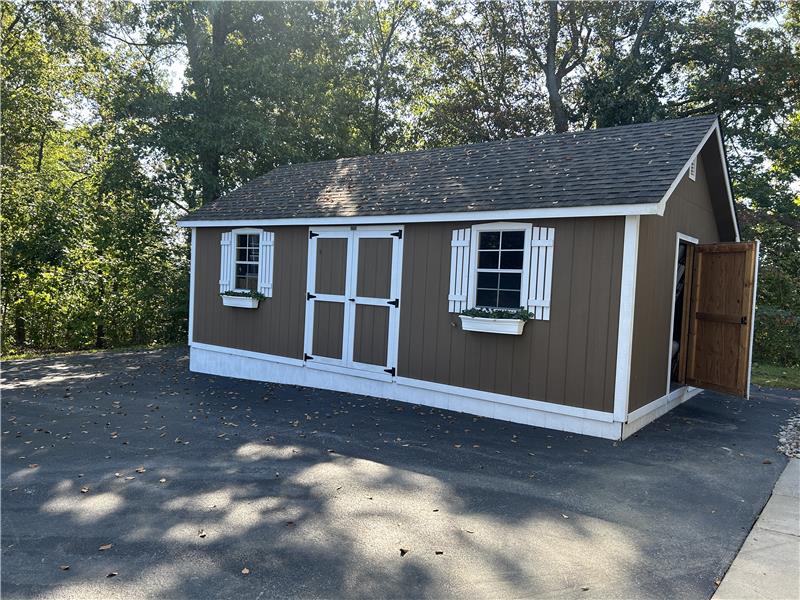 Handy storage building