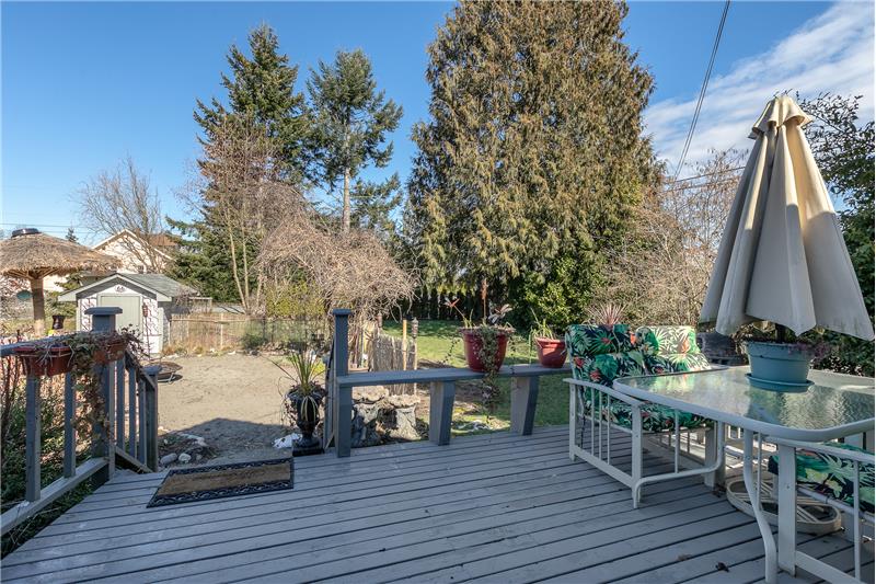 Deck area off of kitchen