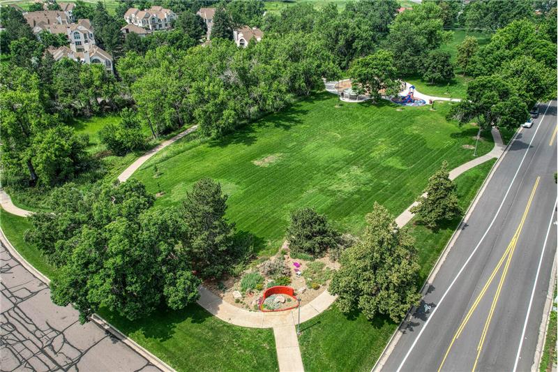 Sutherland Shire Park is just a few steps away! Plenty of space for play and walking your dog!
