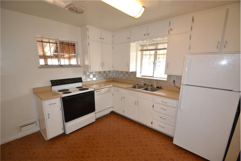 Eat-in kitchen - all appliances included